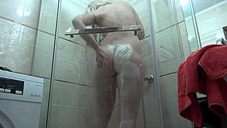 Milf Montok Bokong Besar dan Memek Berbulu di Shower