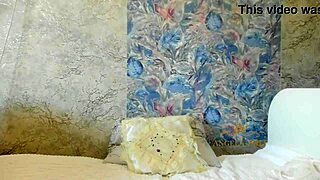 Geil MILF med dryppende hårig fisse knepper sig selv med legetøj