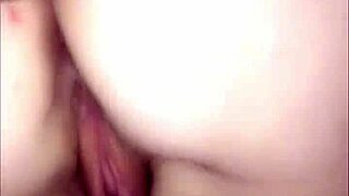 В ванной дразню апскертом брюнеткиной жопой. Пирсинг добавляет остроты.