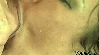 Bučna rjavolaska milf preizkusi vsako pozicijo s strastjo