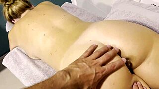 Intenzivna analna masaža z buttplugom za bujno MILF