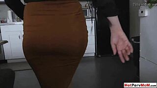 Polnim ukrivljeno pičko svoje ukrivljene MILF pastorke