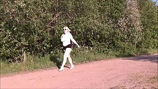 בלונדינית בומבשל מתגרה בחצאיות מיני צמודות