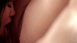 Lezdom tettona si fa leccare figa da giovane amatore 18+