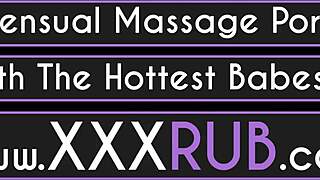 Jessi Gold和娇小Iza激烈分享客户鸡巴口交