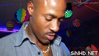 容赦ないチンポ吸いアクション