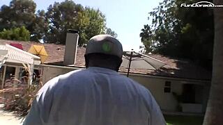 Slutka si nahráva, ako ju jebe veľký čierny kohút. Robí to ako hobby