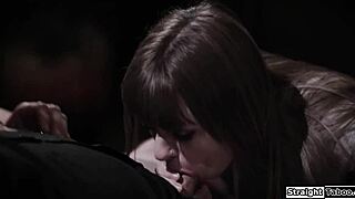 स्टेपपेरेंट्स सौतेली बेटी को वाइल्ड थ्रीसम में स्वैप और फक करते हैं