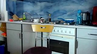 Hei, vrei să vezi fundul fierbinte al lui Sexydea jucându-se în bucătărie? Cât de obraznică poate fi bucătăreasa asta?