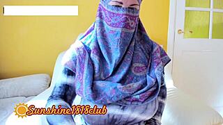 زوجة فارسية بصدر كبير تؤدي على كاميرا مسلمة