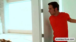 Jessa Rhodes (18+) deelt vriendje met busty mature milf