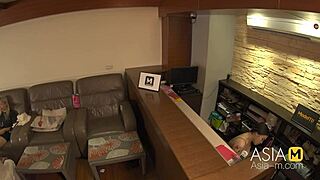 超级饥渴 Wu Qian Qian 户外按摩店手指。亚洲最佳公共色情预告。