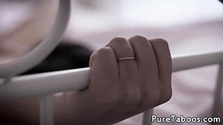 宝贝被年轻叔叔在禁忌场景中破处屁眼