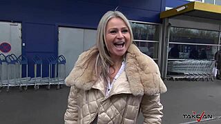 แม่เลี้ยงรับสามคนแปลกหน้าในรถตู้สุดป่าเถื่อน