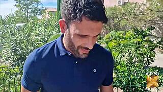 Hot belle-mère exhibe son cul serré en lycra pendant un massage intense