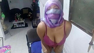 सेक्सी अरब मिल्फ हिजाब में क्रीमी स्लिट रब करती है