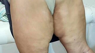 हेय, देखो ये 60 साल की ग्रैनी मुझे अपनी बड़ी मोटी गैंड से खेलने देती है!