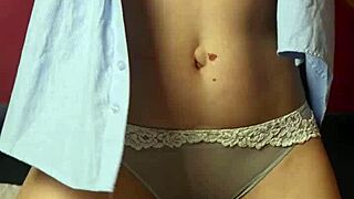 Hun onanerer passioneret efter festen, når orgasme