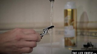 Seksi Sarışın Islak Amını Tıraş Ederken Büyük Memelerini Tahrik Ediyor