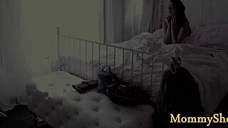 Teen queening busty nevlastnú mamu v úžasnej scéne