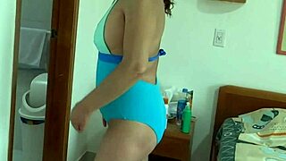 ビーチでビキニの熟女が継子の硬い大きなチンポをからかう