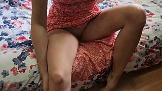 След вечеря кучешки стил с жена завършва с мръсна сперма по роклята!