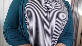 Chloe Conrad dan Leila Bee Nikmat Ekstasi Sambil Masturbasi di Kolam Jelly Stroberi