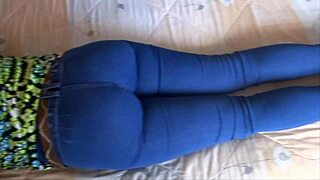 Latina viser frem sin fantastiske ræv i jeans før intens knulling