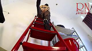 Služkinja brez hlačk čisti pisarno v zapeljivem slogu.