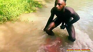 Afrikkalainen alkuperäiskansan lääkäri naidaan ebony-amatööriä joen varrella valtavalla mustalla kyrvällään villissä ulkoilmassa huipennuksessa