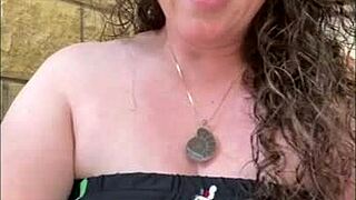 Smoothie schlürfen in der Öffentlichkeit mit Fernsteuerungsspielzeug-Orgasmus im Mall