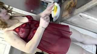 Ουάου, η Frina μαγειρεύει γυμνή στην κουζίνα χωρίς εσώρουχα! 🔥