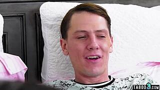 Dojrzała Mama Jamie Foster Drapie Się Patrząc Jak Nastolatka 18+ Jeździ na Dużym Kutasie