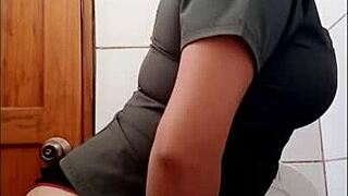 Latina sygeplejerske fordærver hospitals personale med porno