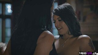 Goście kochają patrzeć, jak Reagan Foxx rżnie złośliwą pasierbicę Ginę Valentinę