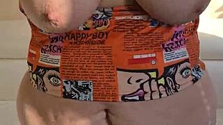 Хей, виж тази пълна 60-годишна съпруга се съблича гола за теб. Нейните космати големи цици и задник са твои да ги видиш!