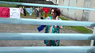 Milf nackt im Freien erwischt, während Ehemann vom Fenster aus spioniert