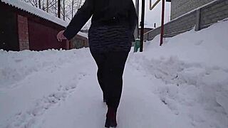 ميلف مؤخرة كبيرة مكشوفة تحت فستان قصير في الهواء الطلق