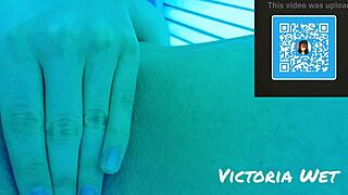 فيكتوريا تفرك كسها الرطب في الهواء الطلق بشكل عادي