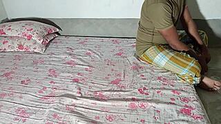 इंडियन भाभी को अंडे वाले ने घर पर हार्डकोर बांगिंग के लिए मजबूर किया!