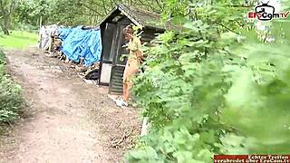 瘦熟女在森林享受MMF三人行