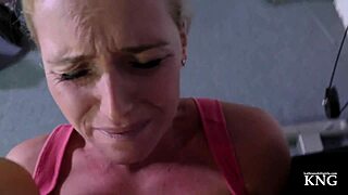 Твоята мащеха жадува здраво блъскане и дълбоко смучене в див POV