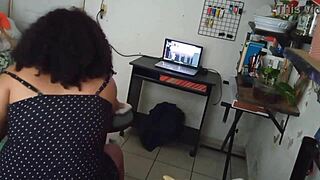 माएस्ट्रा मिल्फ गोर्डिबुएना रूम साफ करती हुई थॉन्ग फ्लैश करती है वॉयर क्लिप में। कर्वी मैक्सिकन लैटिना कैम पर कैच हुई!