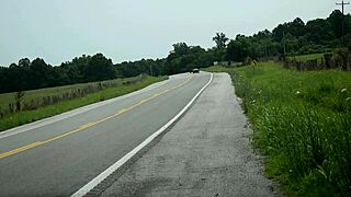 熟女が公共の車でバイブでオナニー