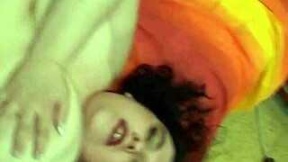 Мелиса се възбуди като видя кура му да се изправя. Не можа да устои да го вземе в устата си!