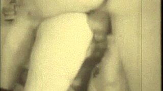 Vintage bedstemor Fanny viser sin hårede charme i retro stil scene