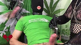 420 goth milf si masturbuje v černých latexových rukavicích zblízka