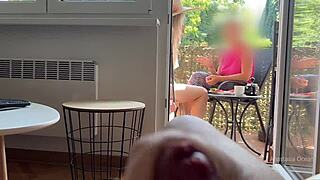 Stiefmutter sieht zu, wie Ehemann draußen wichst