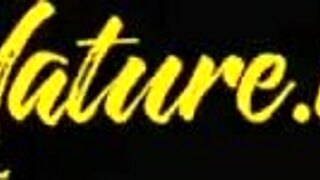 La milf bionda arrapata Alicia brama il dito mattutino per svegliarsi!