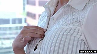 Šefica Kit Mercer dominira s pičkasto igro